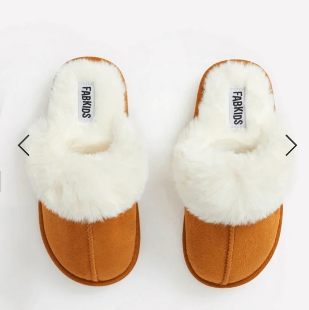 NWT Fab Kids fur trim slippers in biscuit size 10